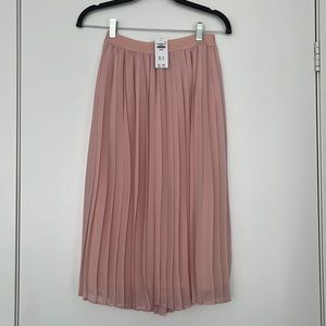 Hollister blush pink pleated skirt w/tag. Size M